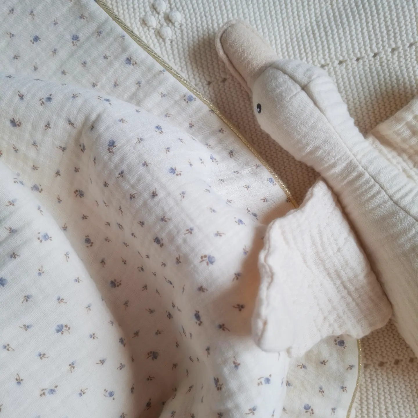 Couverture bébé écru imprimé petites fleurs bleues et noisettes – Image 2