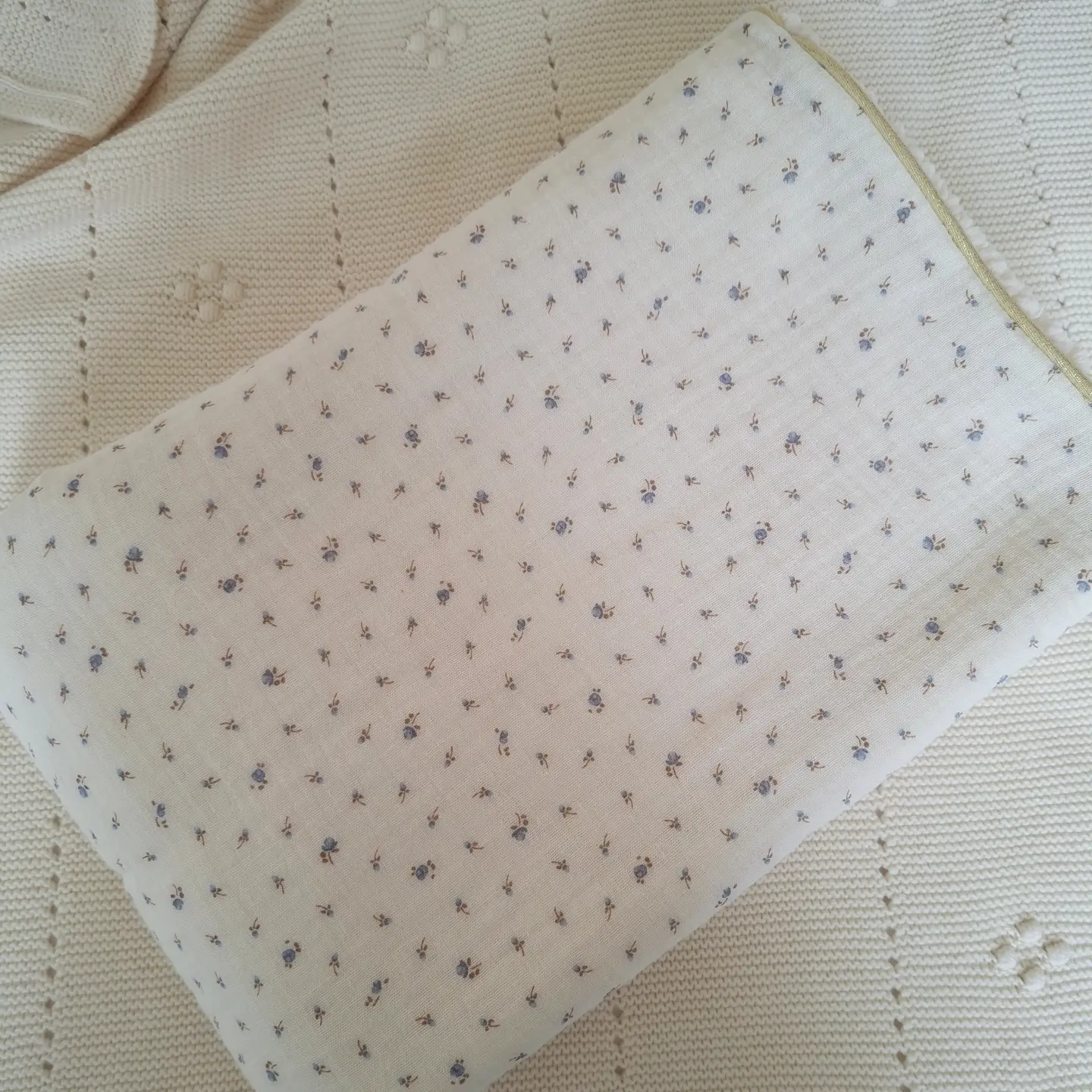 Couverture bébé écru imprimé petites fleurs bleues et noisettes – Image 4