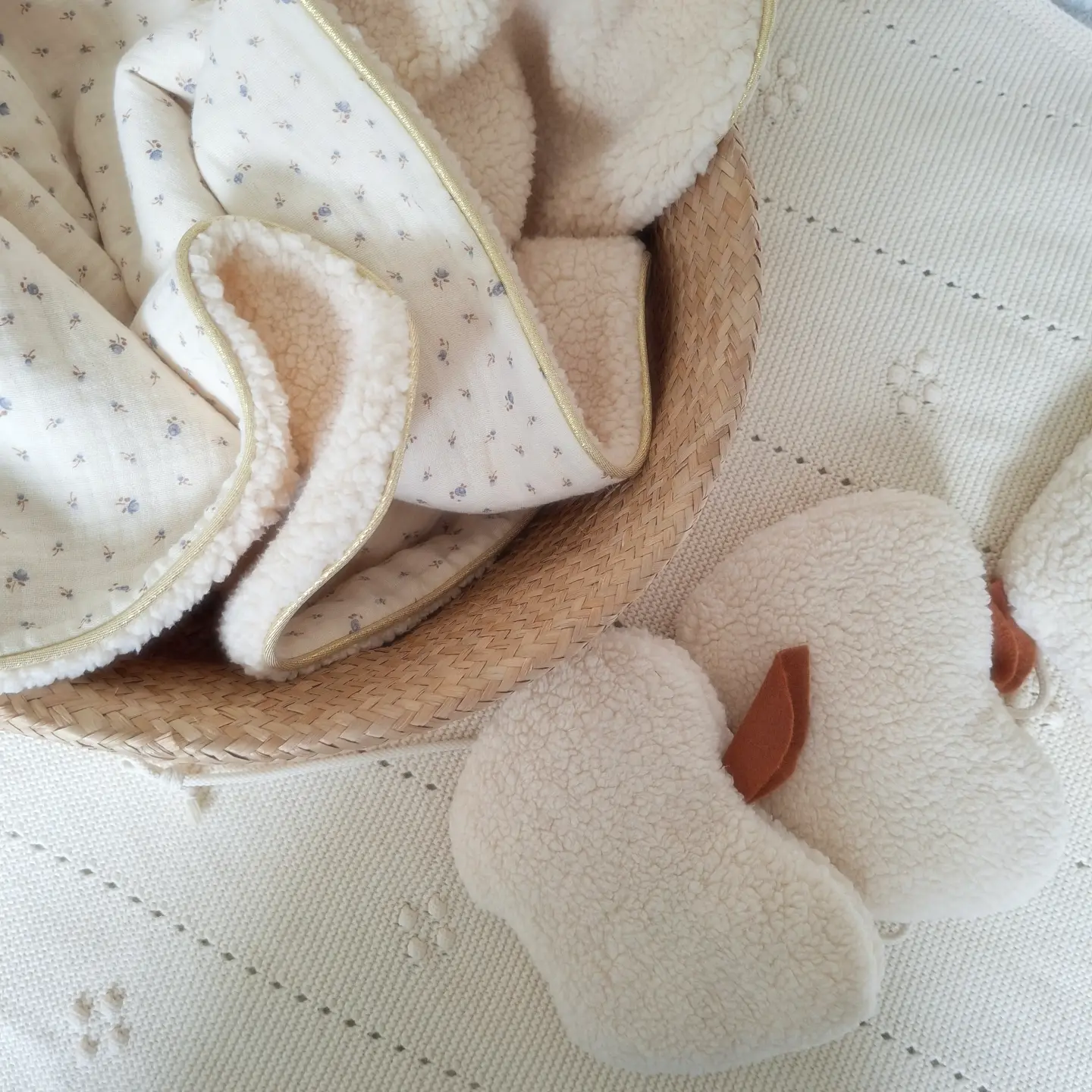 Couverture bébé écru imprimé petites fleurs bleues et noisettes – Image 5