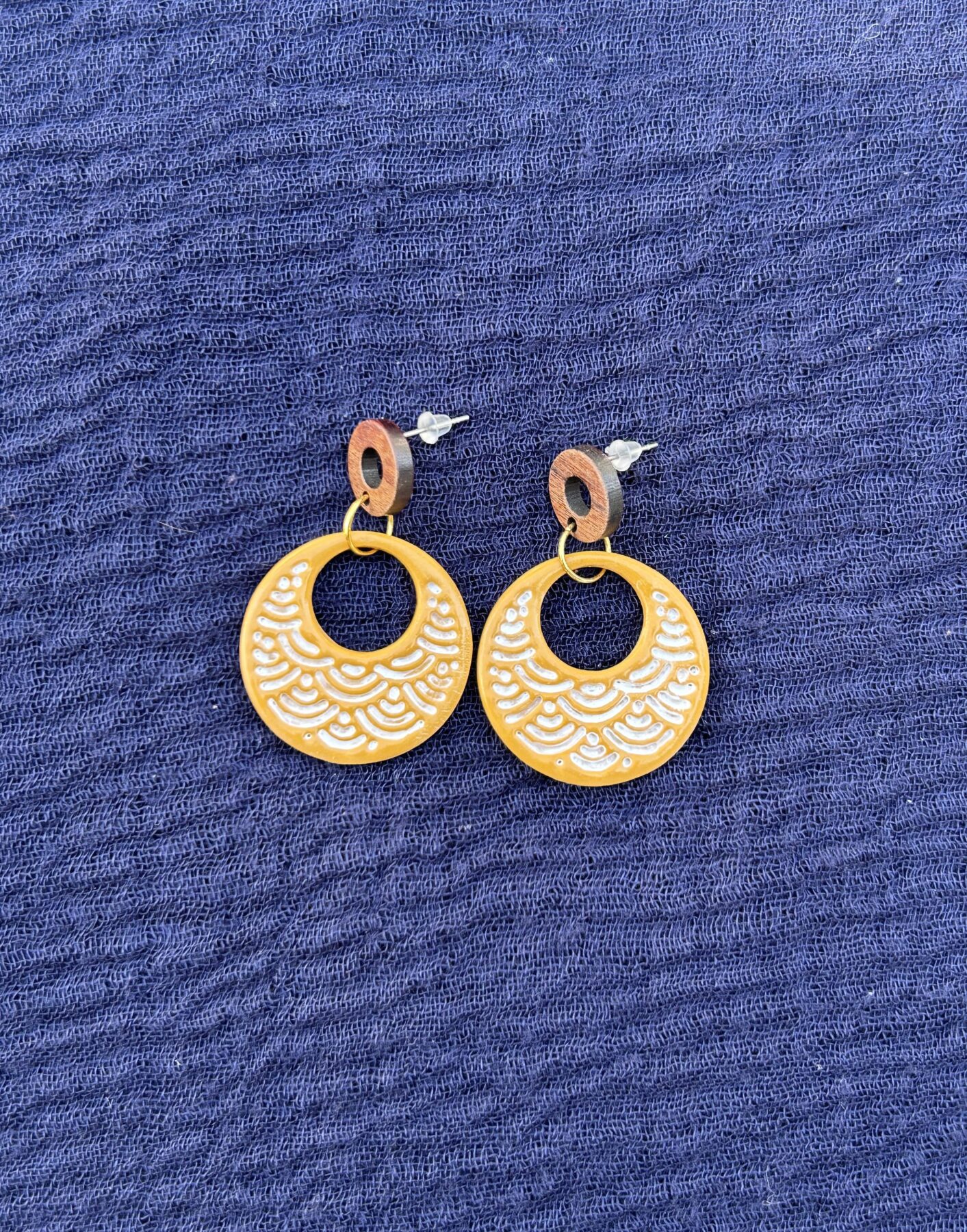 Boucles d’oreilles « Lune Océane » en pâte polymère moutarde – Image 2