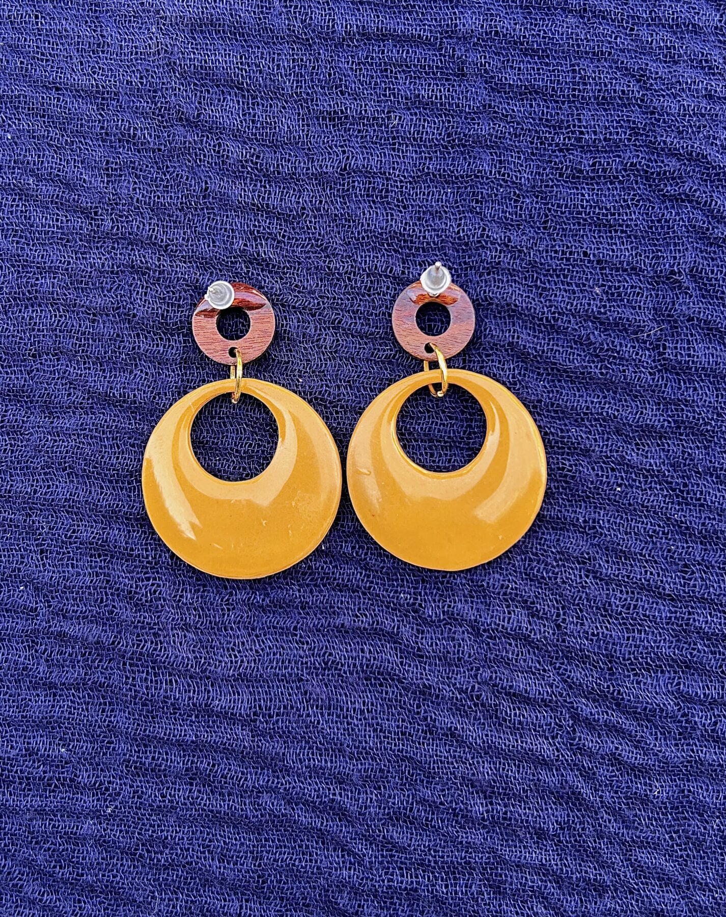 Boucles d’oreilles « Lune Océane » en pâte polymère moutarde – Image 3