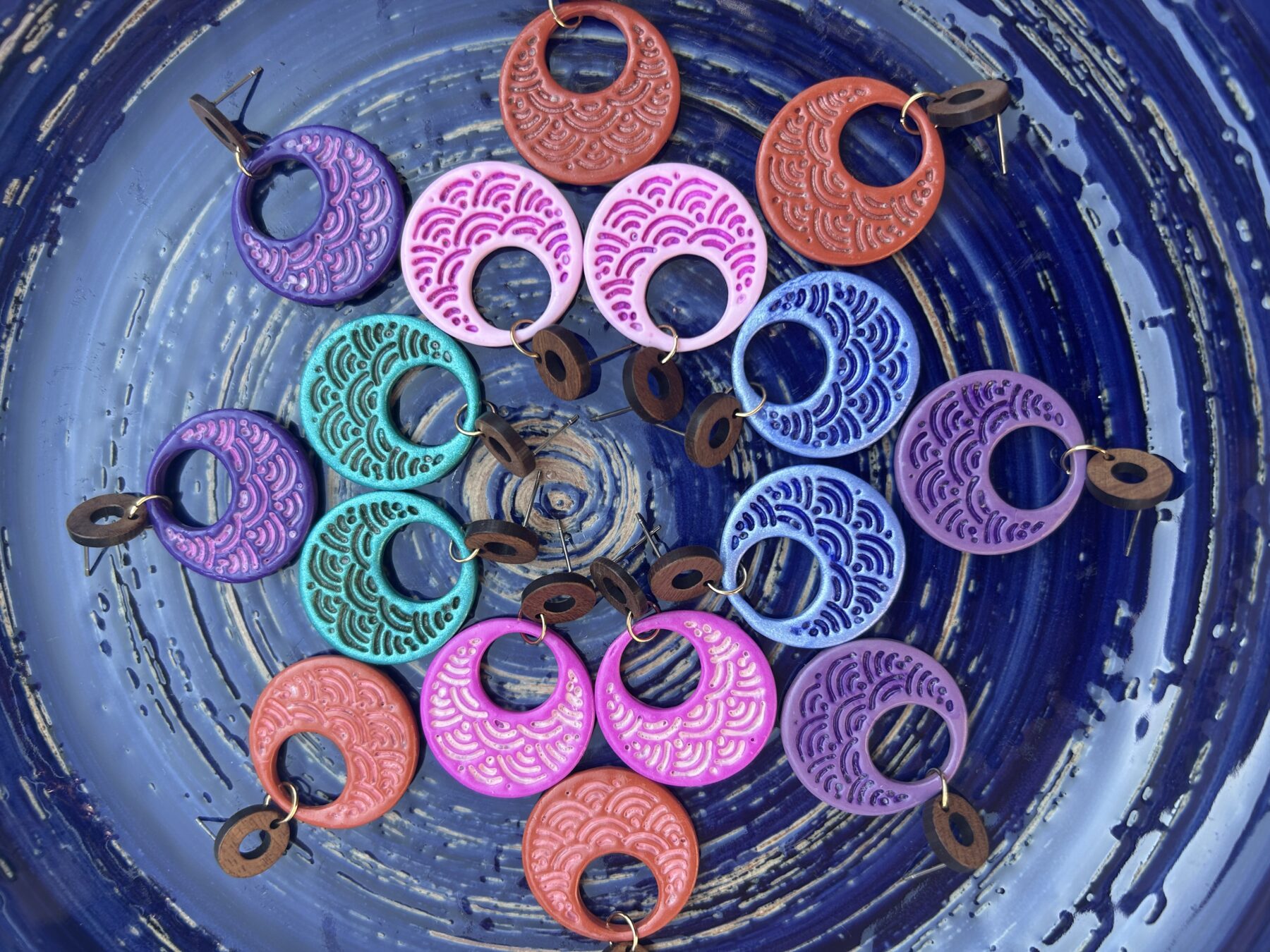 Boucles d’oreilles « Lune Océane » en pâte polymère violette – Image 3