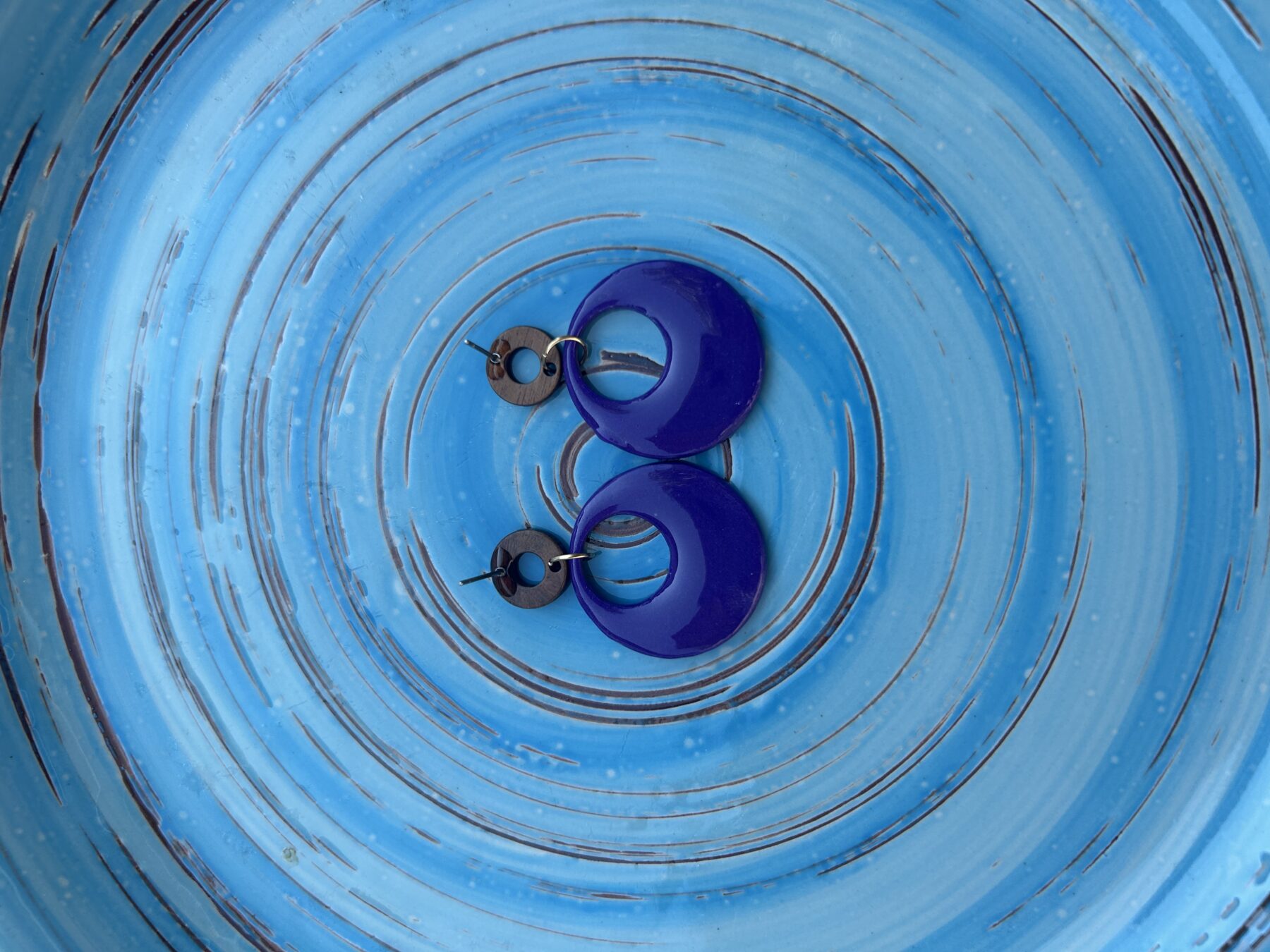 Boucles d’oreilles « Lune Océane » en pâte polymère violette – Image 2