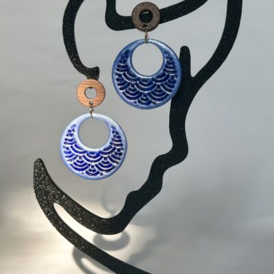 Boucles d’oreilles « Lune Océane » en pâte polymère bleu clair irisé
