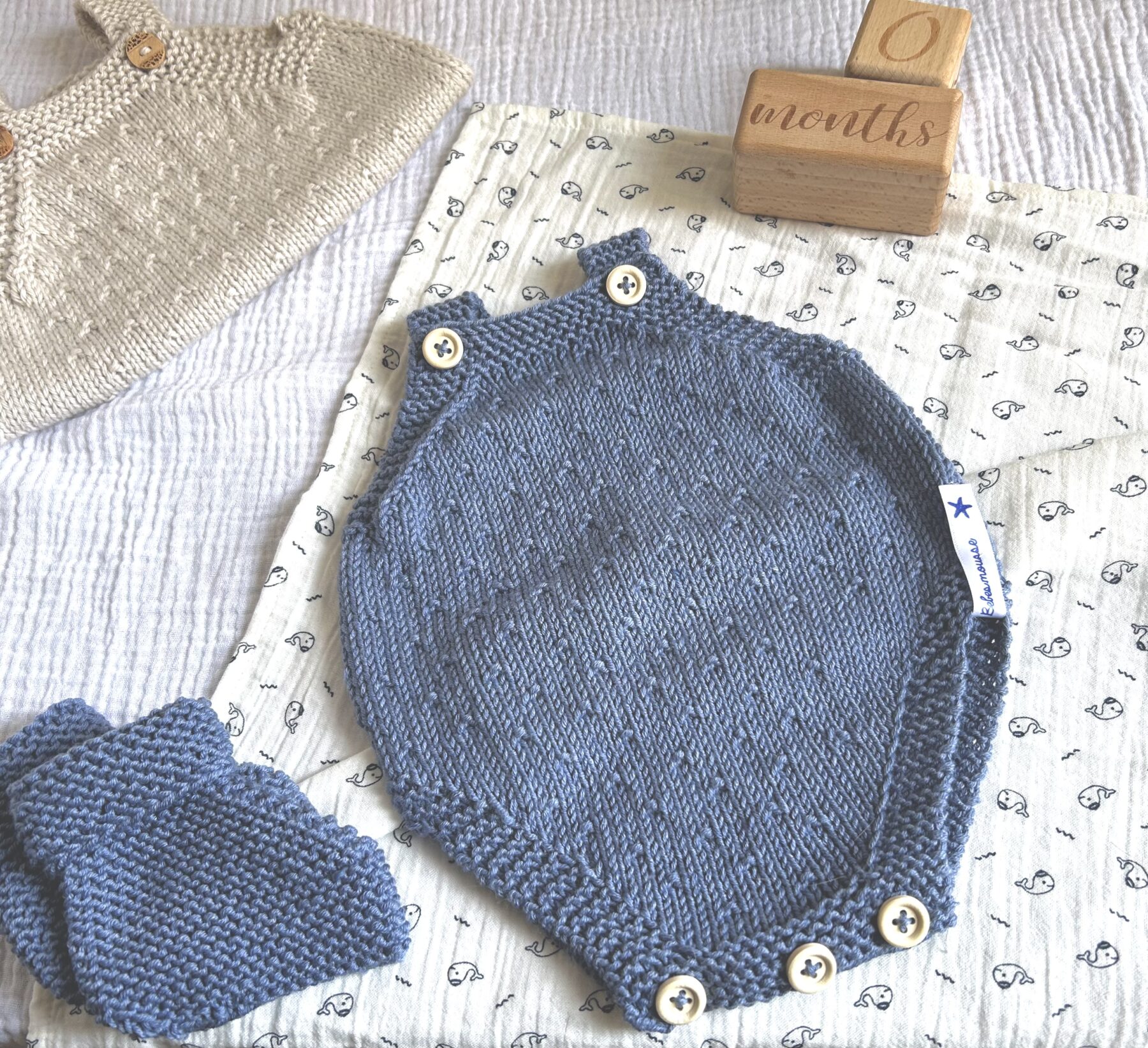 la barboteuse fantaisie et ses chaussons ( offerts)- bleu denim 0 à 12 mois