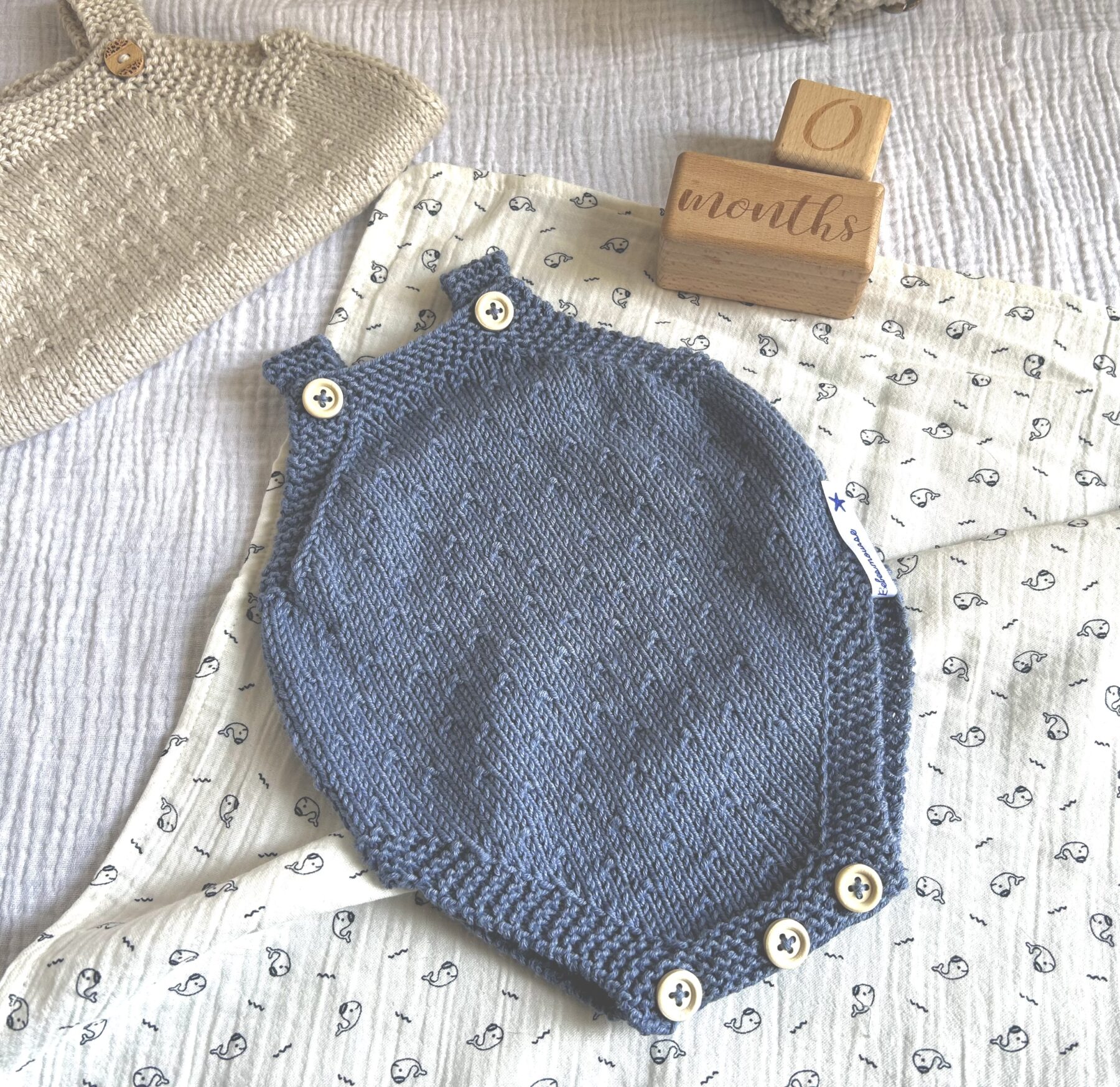 la barboteuse fantaisie et ses chaussons ( offerts)- bleu denim 0 à 12 mois – Image 2