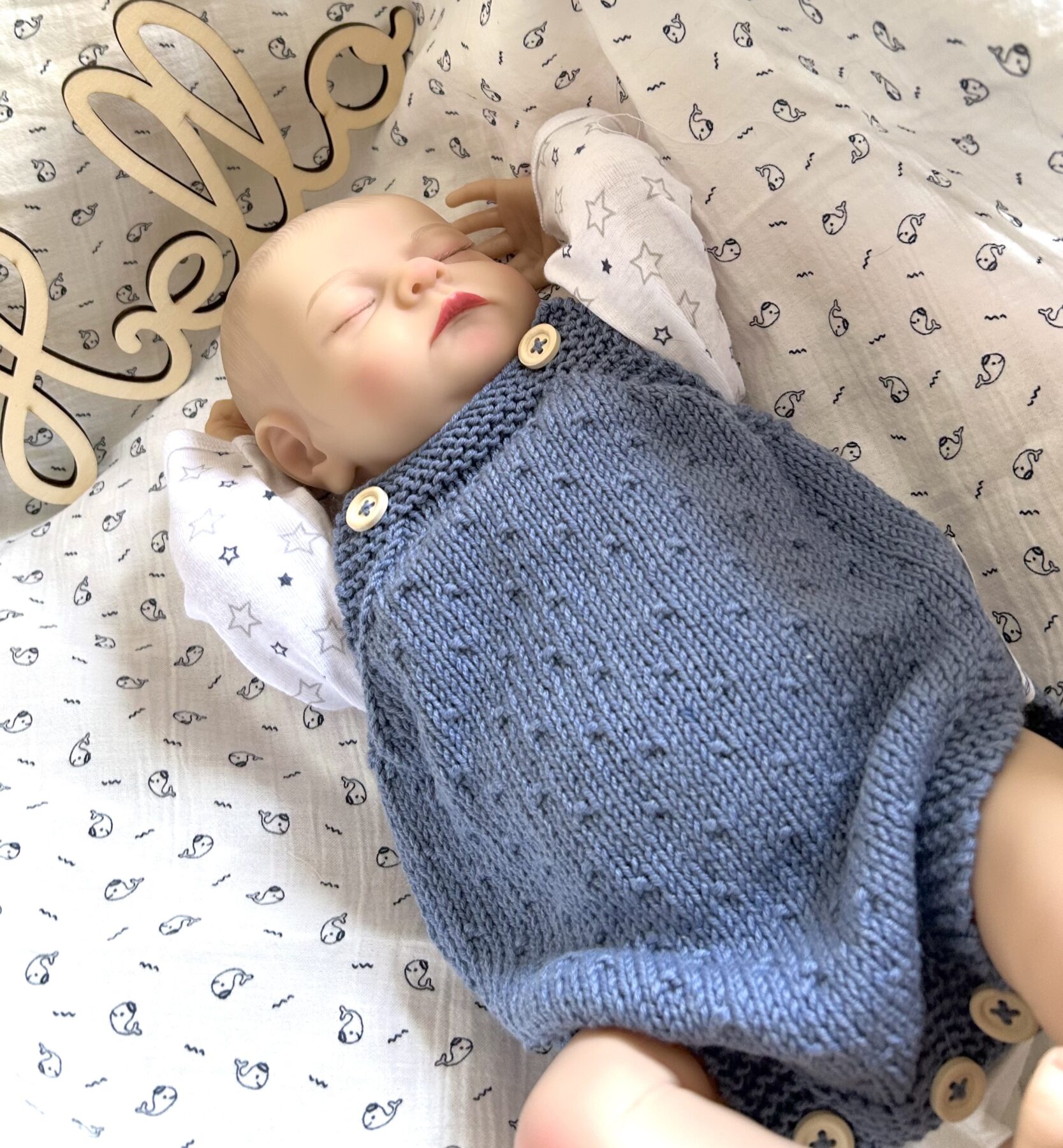 la barboteuse fantaisie et ses chaussons ( offerts)- bleu denim 0 à 12 mois – Image 3
