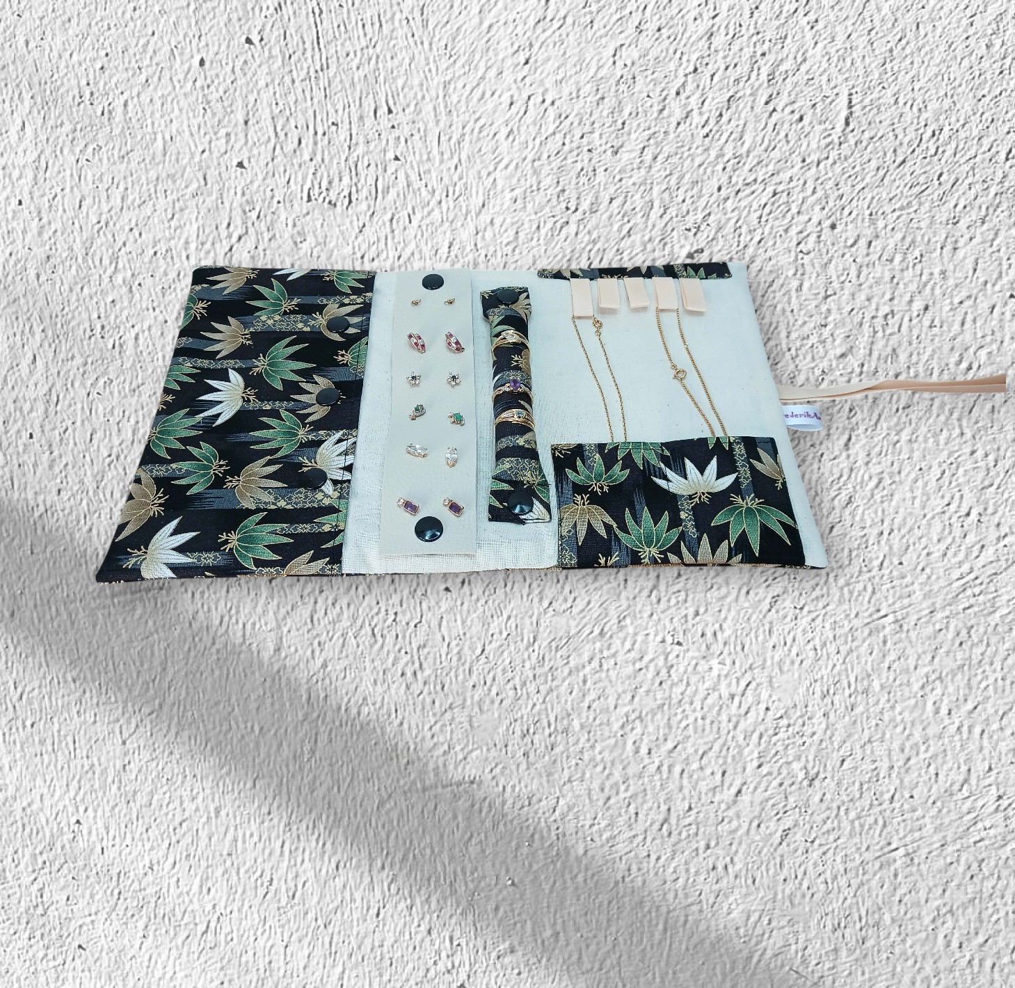 Pochette à bijoux de voyage pour transporter et ranger vos bijoux sans les mélanger. – Image 10