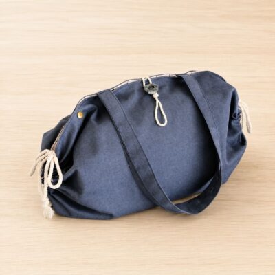 Le tapis à langer nomade bleu jean Ti'Posé fermé en sac