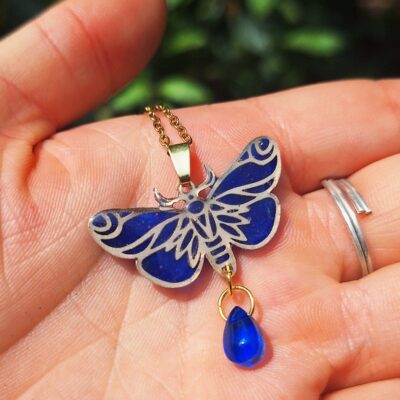Collier Papillon ou Moth Fluorescent en Résine et Acier Inoxydable – Bijou Fantaisie Fait Main, Style Cottagecore et Féerique