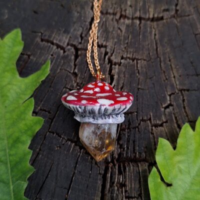 Collier Pendentif Amanite Lumineux avec Tige en Quartz Naturel – Bijou Magique et Féerique