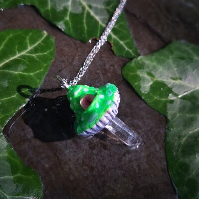 Collier Champignon Acide Luminescent avec Œil Magique et Quartz - Pièce Unique Faite à la Main