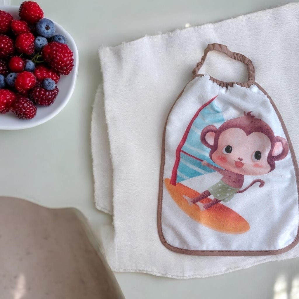 Bavoir maternelle élastique enfant – Fait main en France – Éponge Oeko-Tex – Motif singe surf