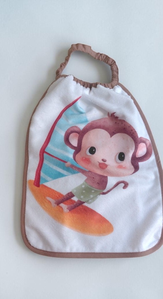 Bavoir maternelle élastique enfant – Fait main en France – Éponge Oeko-Tex – Motif singe surf – Image 2