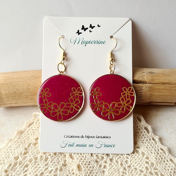 Boucles d'oreille femme fait main en pâte polymère et breloque acier inoxydable Médaille fleurie doré et Bordeaux – Image 3