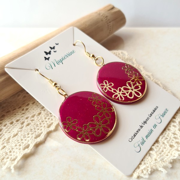 Boucles d'oreille femme fait main en pâte polymère et breloque acier inoxydable Médaille fleurie doré et Bordeaux – Image 2