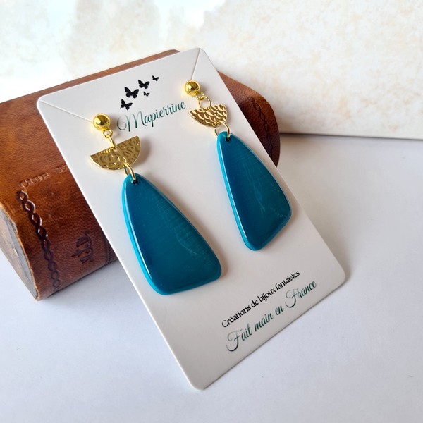 Boucles d'oreille femme fait main en pâte polymère et résine Bleu nacré – Image 3