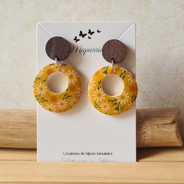 Boucles d'oreille pendante femme fait main Créoles en bois Fleur fond ocre jaune