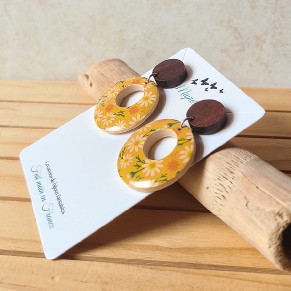 Boucles d'oreille pendante femme fait main Créoles en bois Fleur fond ocre jaune – Image 2
