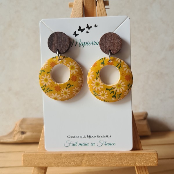 Boucles d'oreille pendante femme fait main Créoles en bois Fleur fond ocre jaune – Image 3