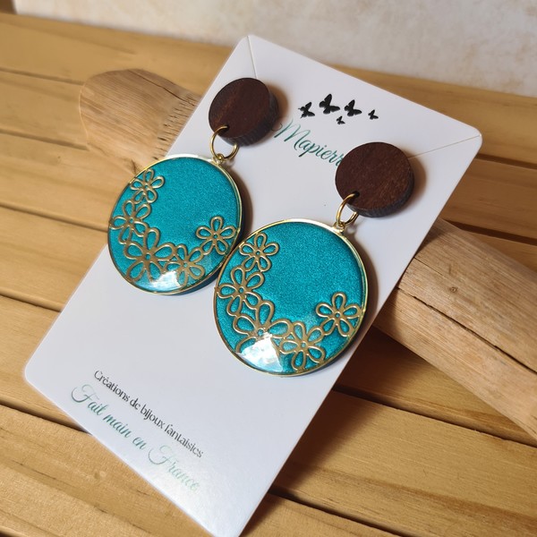 Boucles d’oreille femme fait main en pâte polymère, attache bois et breloque acier inoxydable Médaille fleurie doré et bleu – Image 2