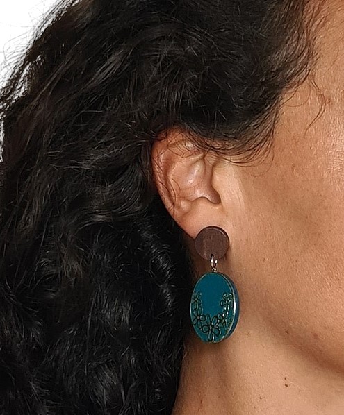 Boucles d’oreille femme fait main en pâte polymère, attache bois et breloque acier inoxydable Médaille fleurie doré et bleu – Image 3