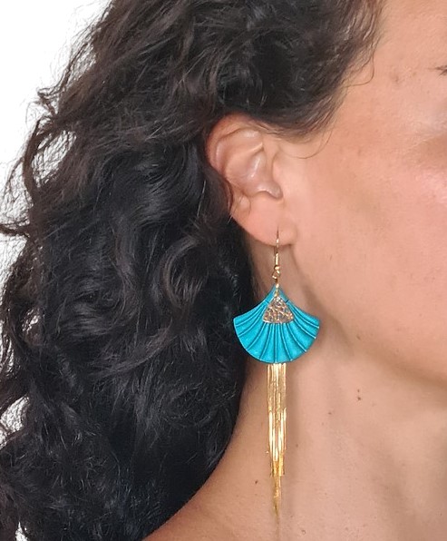 Boucles d'oreille femme fait main en pâte polymère et acier inoxydable Eventail à pampilles bleu – Image 4