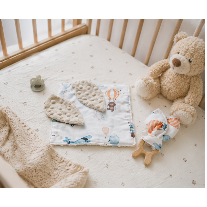 Ensemble bébé fait main – Doudou, hochet et lingettes assortis – Image 3