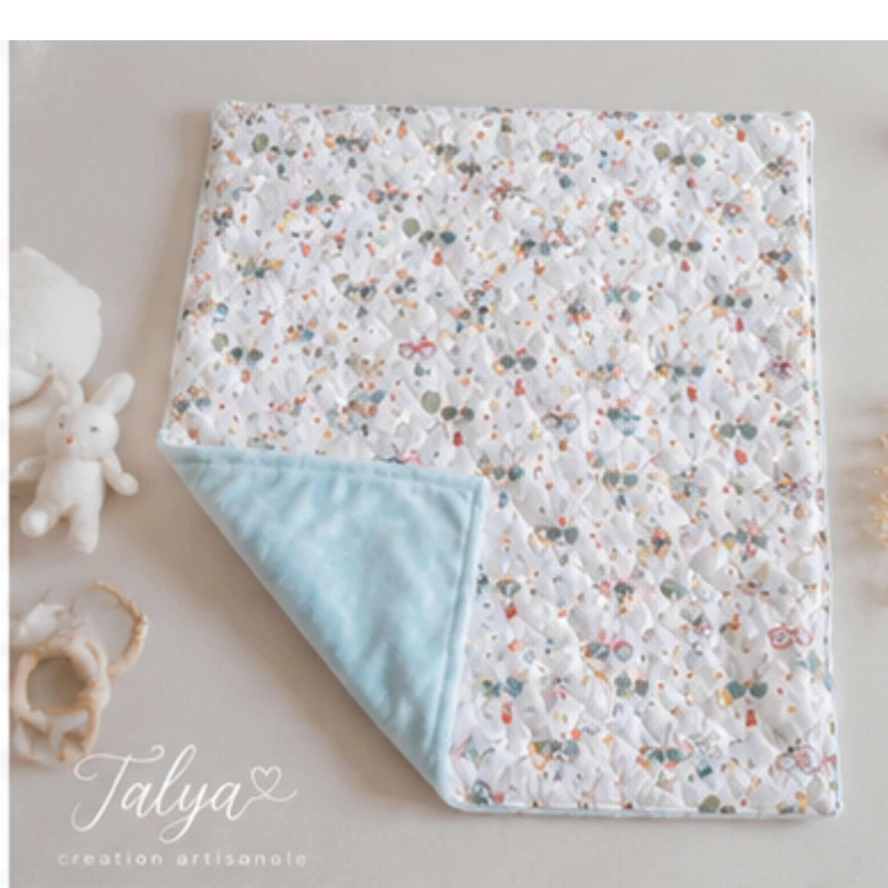Couverture bébé réversible en coton matelassé et Minky bleu ciel – Cadeau de naissance fait main – Image 3