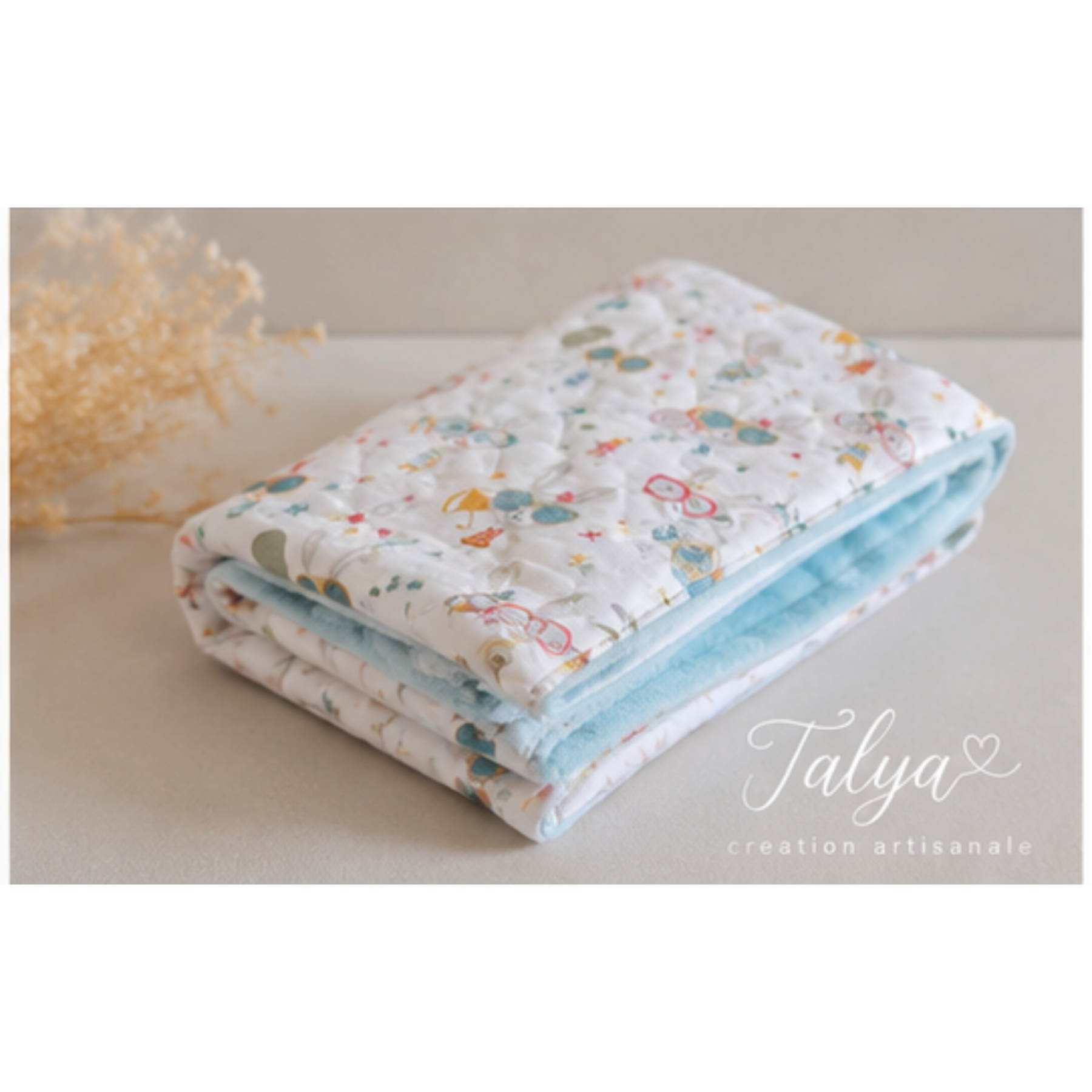Couverture bébé réversible en coton matelassé et Minky bleu ciel – Cadeau de naissance fait main
