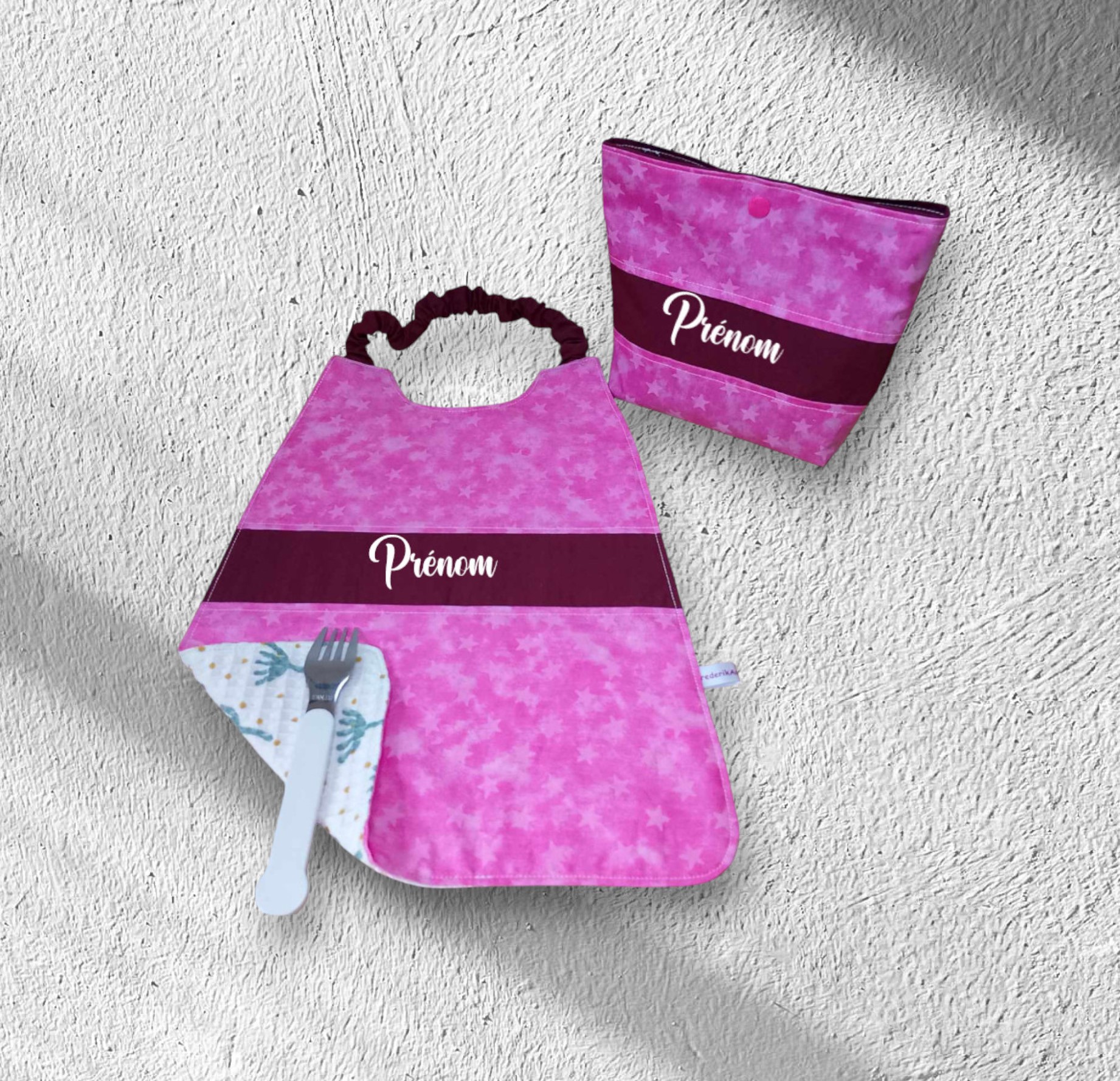 Serviette de table élastiquée avec prénom et sa pochette assortie – Image 3