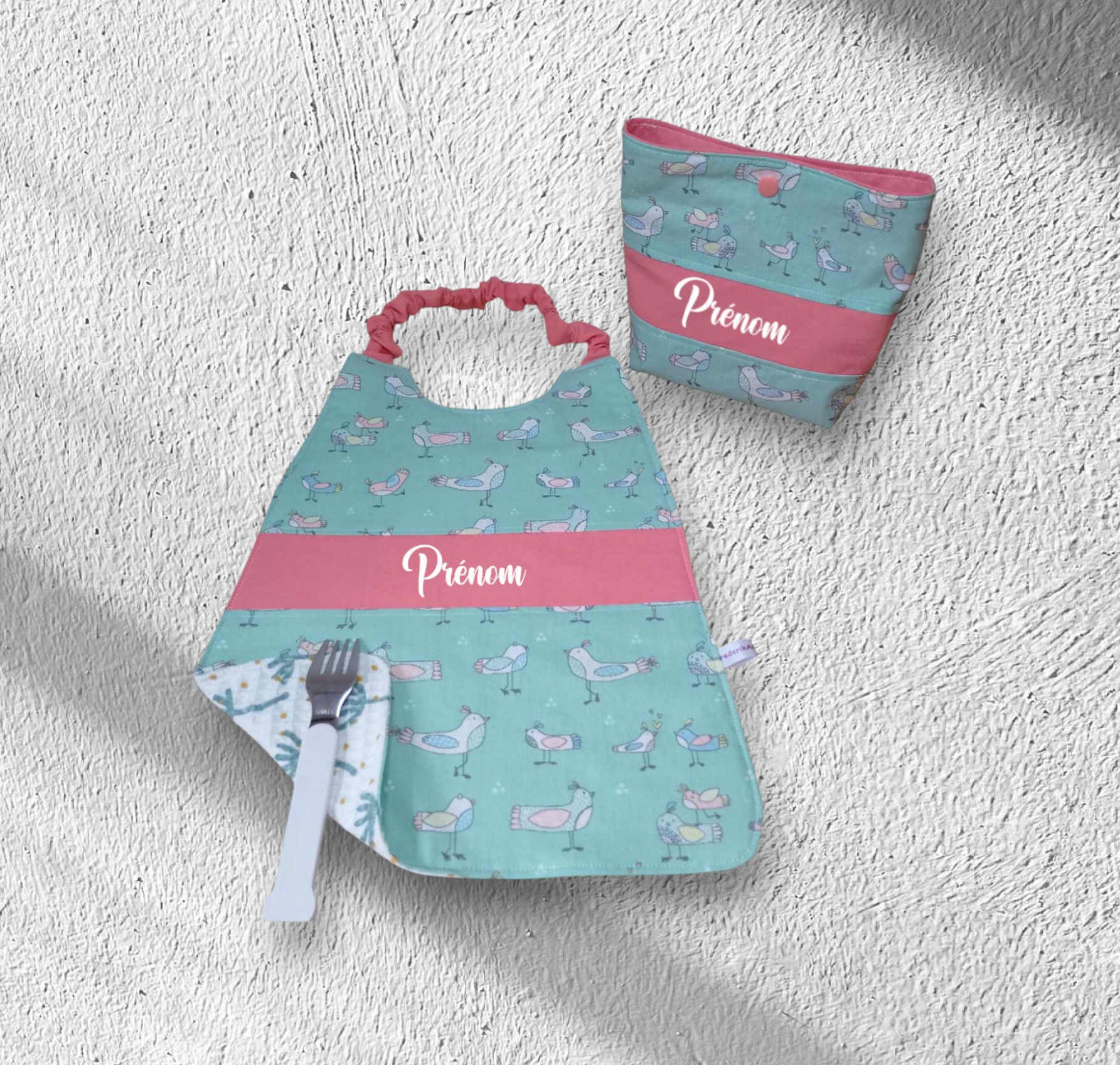 Serviette de table élastiquée avec prénom et sa pochette assortie – Image 4
