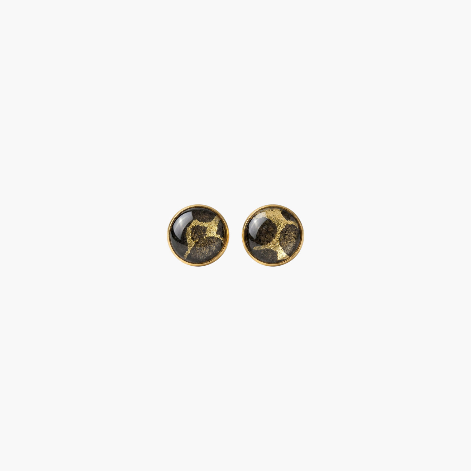 Boucles d'oreilles puces fait main Māmūlī — kaki & doré – Image 3