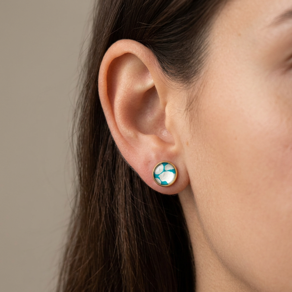 Boucles d'oreilles puces fait main Māmūlī — vert émeraude & blanc
