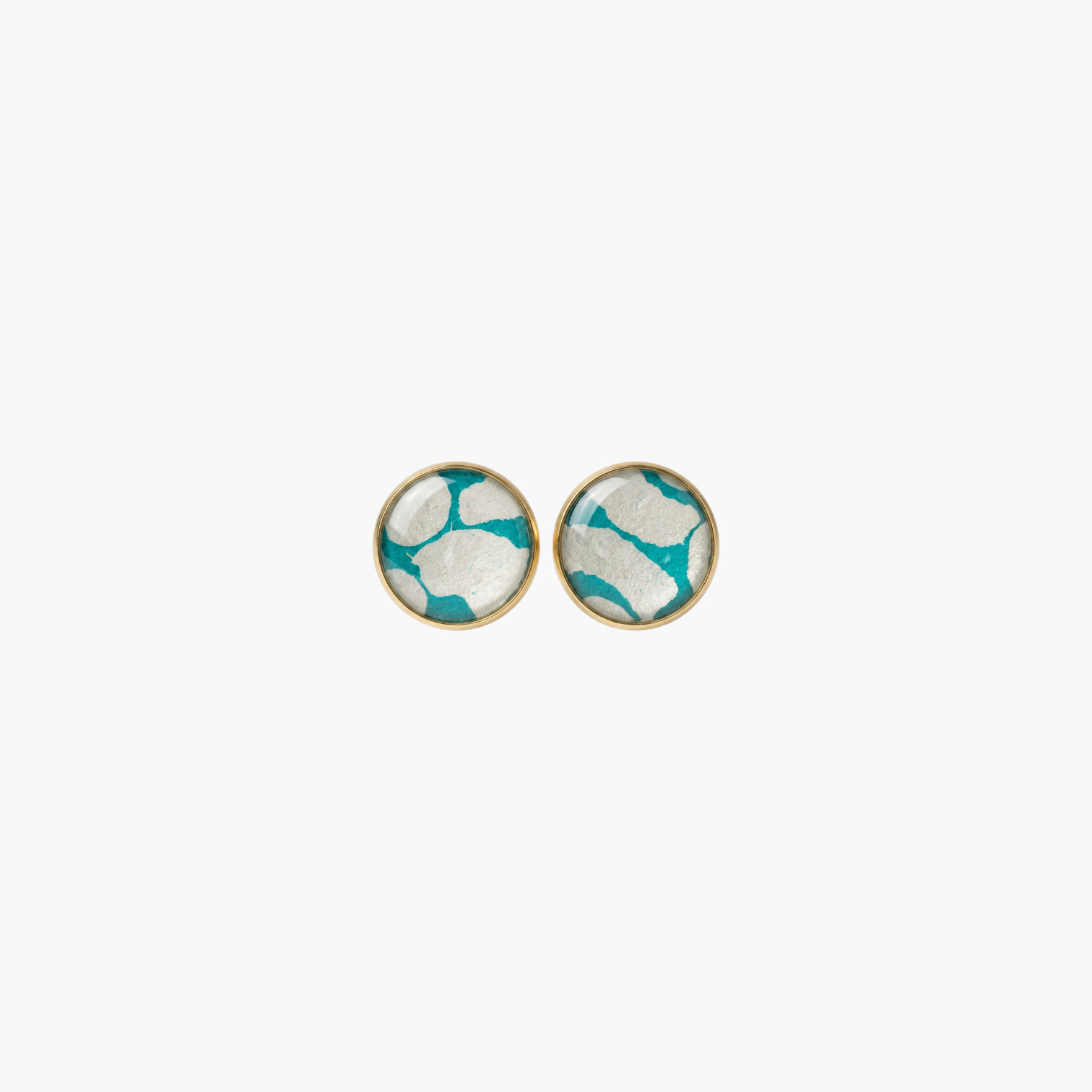 Boucles d'oreilles puces fait main Māmūlī — vert émeraude & blanc – Image 3