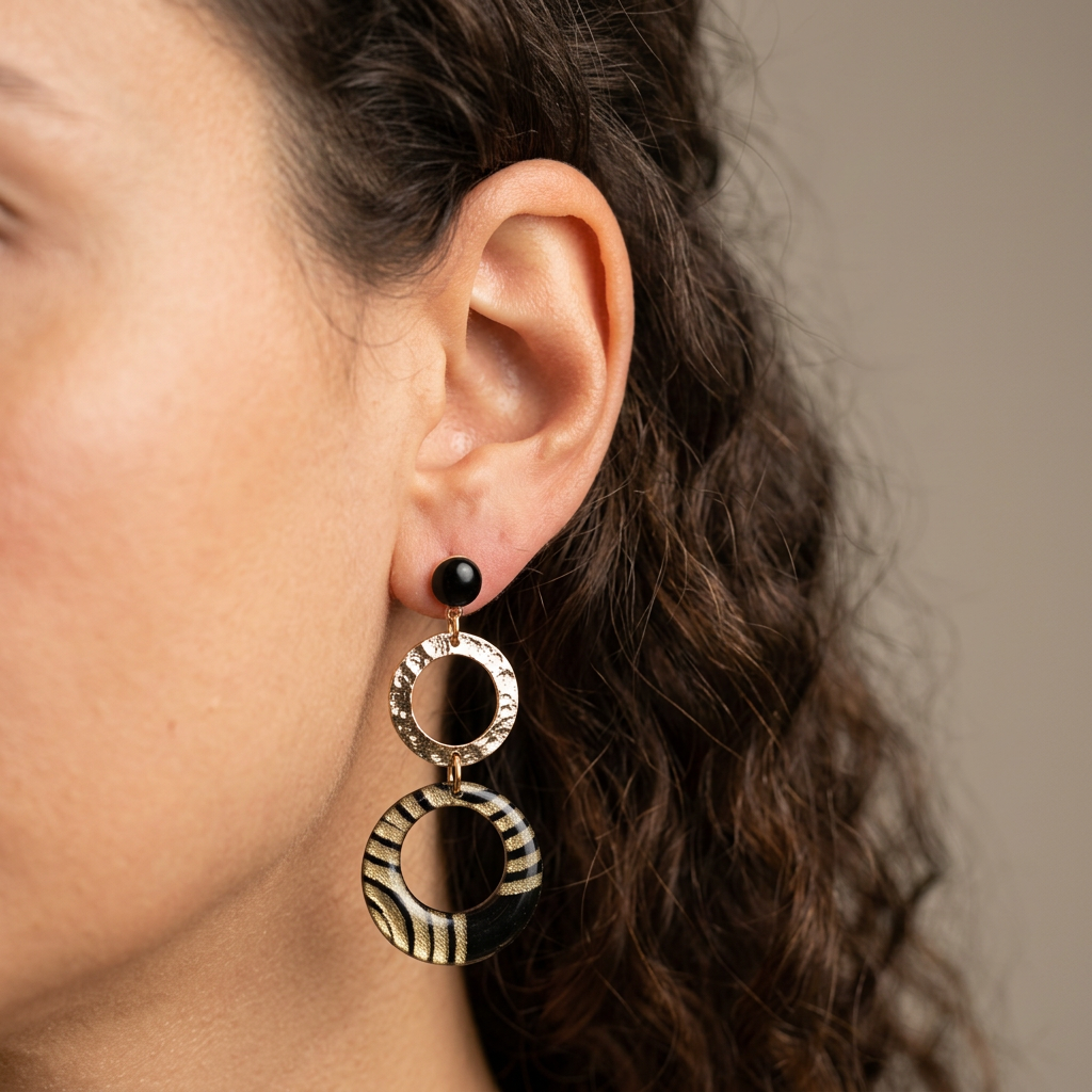 Boucles d'oreilles doubles cercles fait main Nāca — noir & doré portées