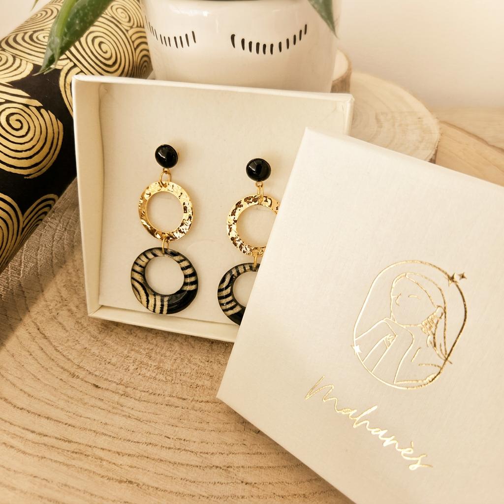 Boucles d'oreilles doubles cercles fait main Nāca — noir & doré – Image 4