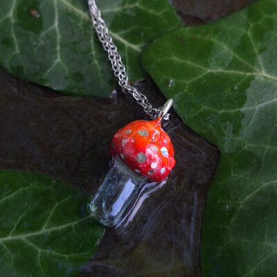Collier champignon fluorescent en quartz et résine