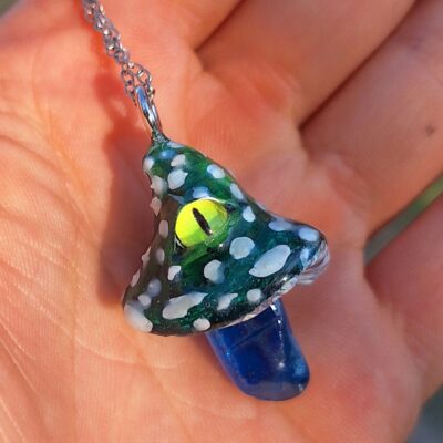 Collier pendentif champignon magique luminescent œil vert