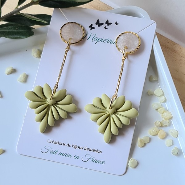 Boucles d'oreille femme fait main en pâte polymère acier inoxydable résine nacrée Fleur amande – Image 2