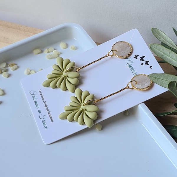 Boucles d'oreille femme fait main en pâte polymère acier inoxydable résine nacrée Fleur amande – Image 3