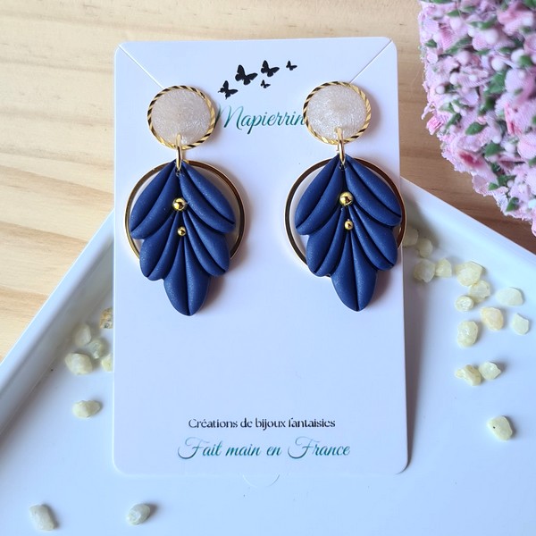 Boucles d'oreille femme fait main en pâte polymère acier inoxydable résine nacrée Feuille bleu marine – Image 3