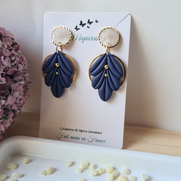 Boucles d'oreille femme fait main en pâte polymère acier inoxydable résine nacrée Feuille bleu marine – Image 4
