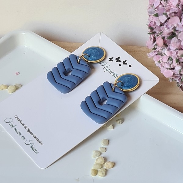Boucles d'oreille femme fait main en pâte polymère acier inoxydable résine nacrée Bleu jean – Image 3