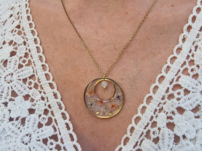 Collier en acier inoxydable doré avec mini fleurs séchées corail et mauve et pierre naturelle de jade blanc