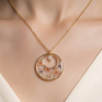 Collier en acier inoxydable doré avec mini fleurs séchées corail et mauve et pierre naturelle de jade blanc