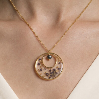 Collier en acier inoxydable doré avec fleurs séchées d'ammi noir et pierre naturelle d'Hématite