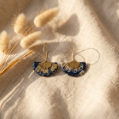 Créoles gingko fait main — papier indien bleu nuit & or, bijou bohème chic