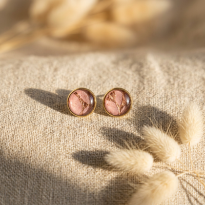 Boucles d'oreilles puces fait main Māmūlī — cuivre & rose poudré