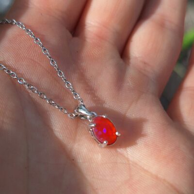Magnifique pendentif composé d'une opale de feu naturelle aux nuances intenses, sertie sur une monture en argent et accompagnée d'une chaîne solide en acier inoxydable. 6 x 8 mm pour la pierre, 45 cm pour la longueur de la chaîne. Argent, opale de feu naturelle, acier inoxydable. Rouge, orange vibrant, avec des reflets fluorescents et violacés sous la lumière. Livré dans une élégante boîte cadeau prête à offrir, accompagnée d'un petit cadeau surprise. La pierre offre un superbe jeu de lumière et des reflets chatoyants uniques sous chaque angle. Le bijou est hypoallergénique, durable et résistant pour un confort quotidien. Boho chic, féerique, céleste, élégant, witchy, mystique, minimaliste raffiné
